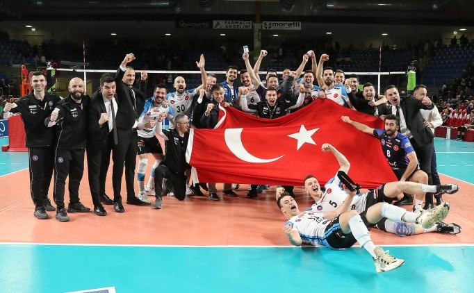 Halkbank büyük bir başarıya imza atarak son dört takım arasına kaldı.