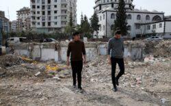 Enkazdan 30 saat sonra çıkarılan Ahmet Kara: Kardeşimin ensesini üfleyerek sıcak kalmasını sağladım