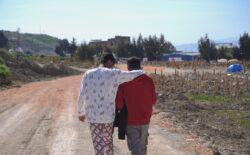 Kimsesizler mezarlığında iki arkadaş: Küçükken burada piknik yapıyorduk, şimdi aile mezarlığımız oldu