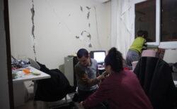 Sosyal devlet ağır hasarlı: Otizmli ikizler ‘az hasarlı’ bu evde yaşamak zorunda