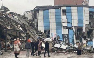 Isias Oteli enkazının karşısına asılan seçim afişi…