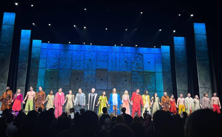 Müzikalin kadrosunda 3'dan fazla dansçı ve müzisyen yer alıyor.