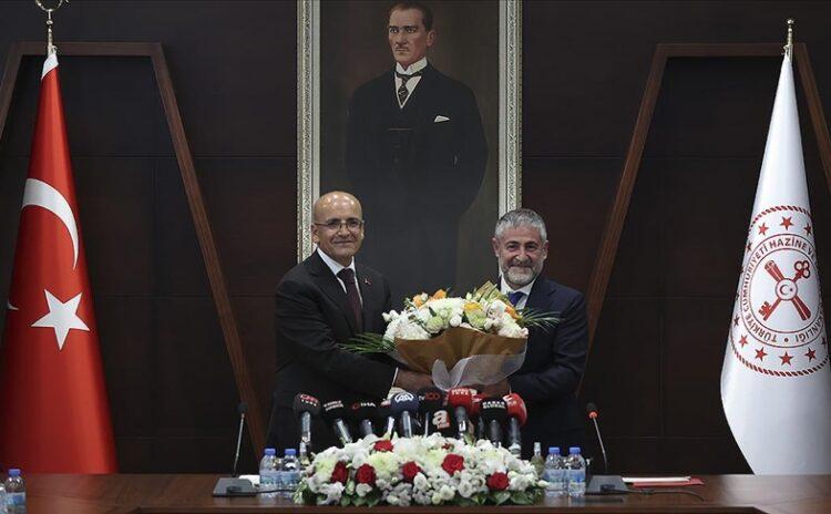 Hazine ve Maliye Bakanı Mehmet Şimşek görevi eski bakan Nureddin Nebati'den devraldı.