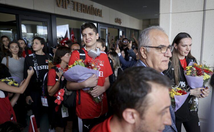 Sultanlar'ın uçağı bayram havasında indi ama hikayemiz bitmedi: Yeni hedef Paris