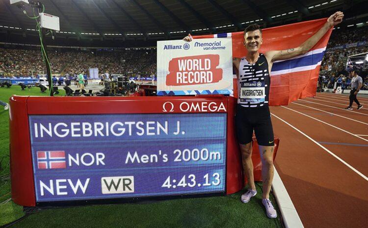 Norveçli Jakob Ingebrigtsen rekoru kırdıktan sonra büyük sevinç yaşadı.