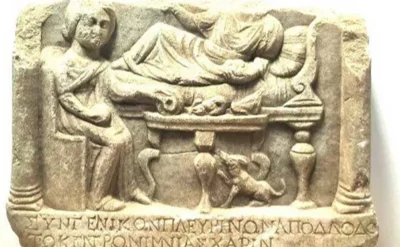 Otomobilden insan figürlü mezar steli çıktı