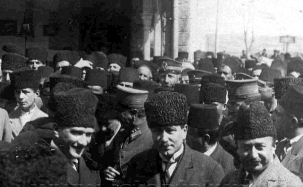 Mustafa Kemal, muhalefette komplo seziyor, Fethi Bey birkaç kez istifa etmek istiyor