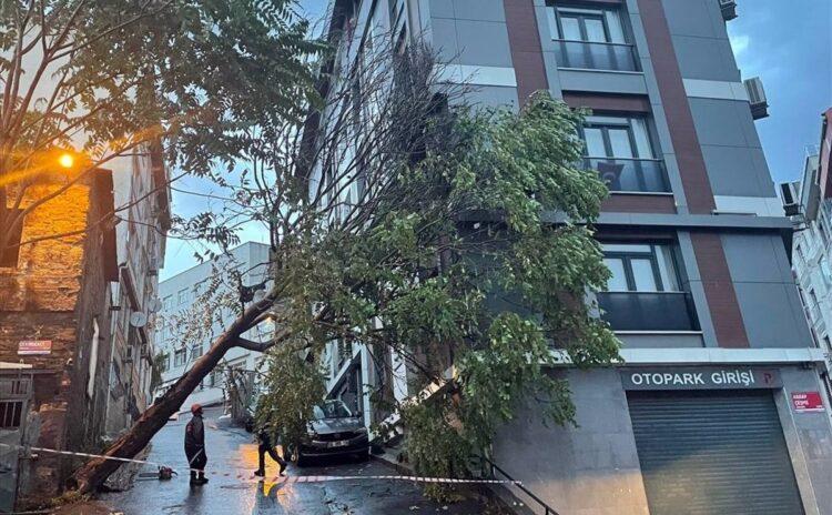 Yağmur ve fırtına İstanbul'u fena etkiledi