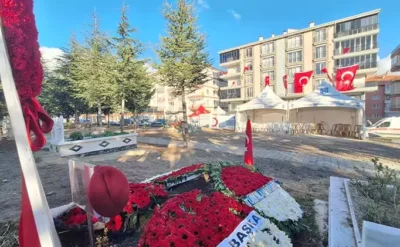 Şehidin cenazesi eşinin isteğiyle evinin karşısına defnedildi