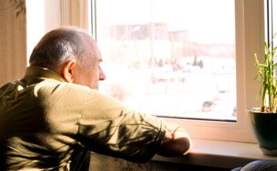 65+ için yalnızlık obeziteden de, alkol ve sigara içmekten de büyük risk faktörü