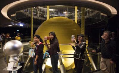 Tayvan’daki gökdeleni koruyan dev çelik küre