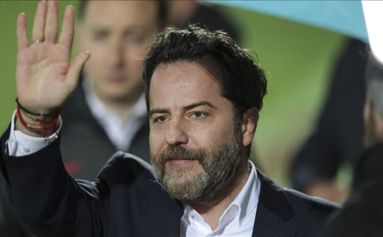 Galatasaray'dan bir Erden Timur geçti...