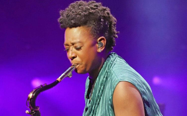 Sahnede, çimenlerde, her yerde YolanDa Brown