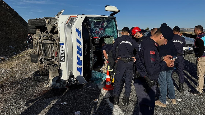 Elazığ’da midibüsün devrildi, 22 yaralı var