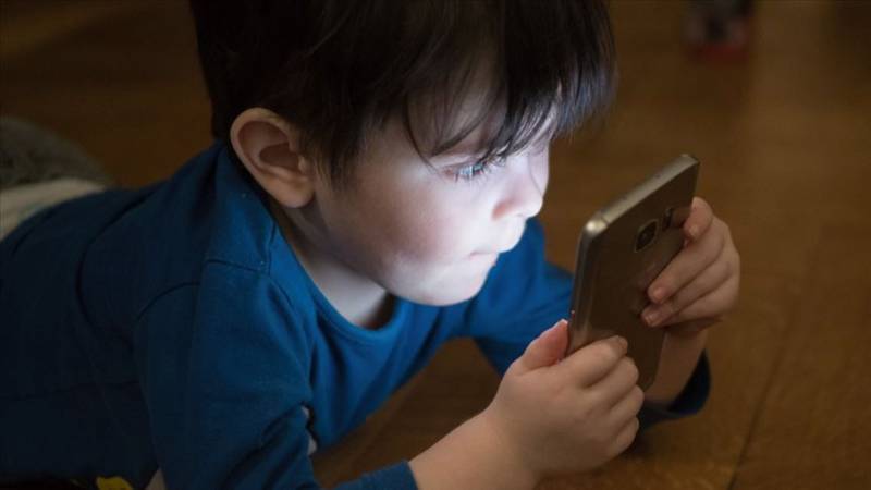Türkiye’nin büyük derdi: Küçük çocuklar telefondan uzak kalamıyor