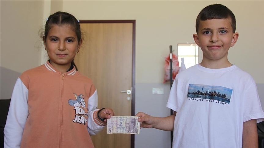 Üstündeki yazıyı okudu, kantinden aldığı parayı sahibine teslim etti