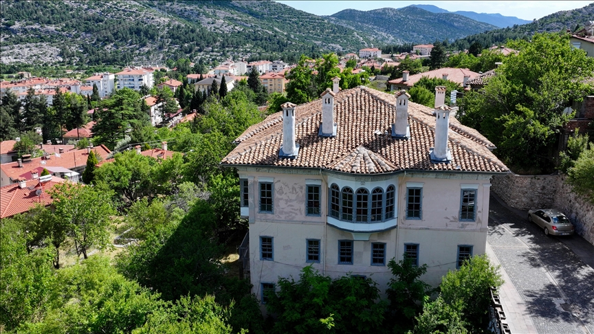 Akseki’nin ‘düğmeli konak’ları genç turistlerin de gözdesi