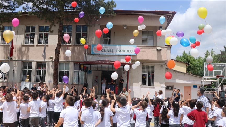 Küçük Yiğit kanseri yenip okula döndü, balonlarla karşılandı