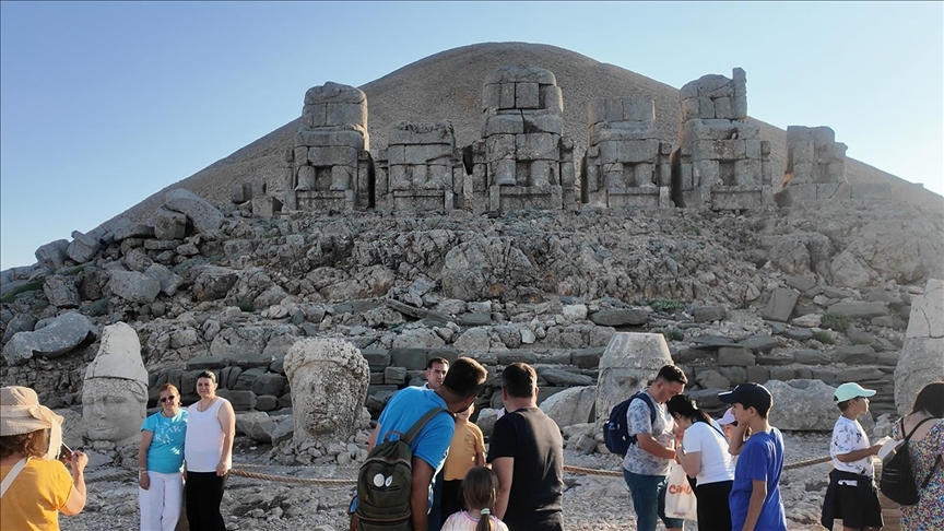 Nemrut’ta gün doğumu ve batımı: Bu yıl 85 bin kişi geldi