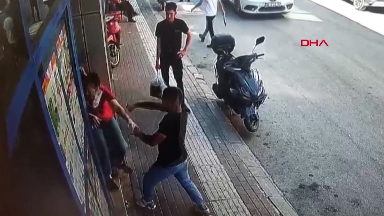 Sıra bekleten kasiyer kadının burnunu kırdı