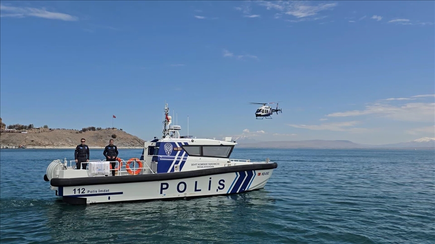 Deniz polisi inci kefalini korumak için üç aydır Van Gölü’nde dört dönüyor