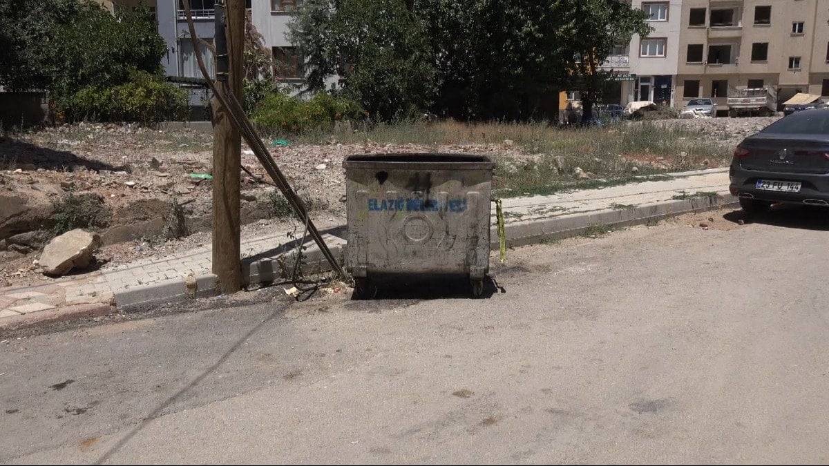 Evde doğum yaptı, bebeği evin önünde çöpe atıp içeri girdi