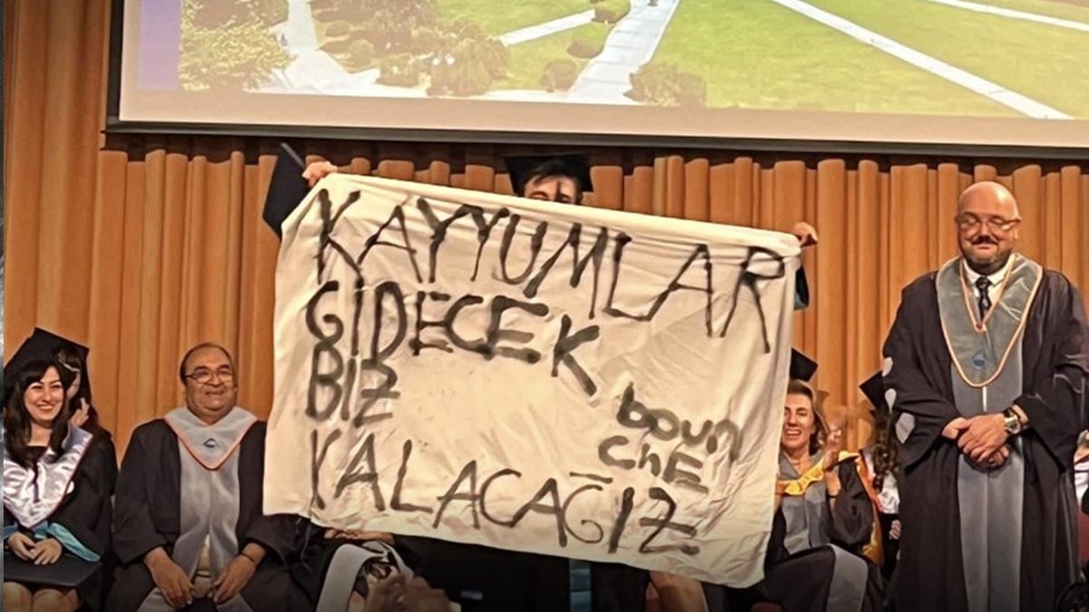 Boğaziçi Üniversitesi’nde mezuniyette pankart açan gencin yüksek lisansı iptal edildi