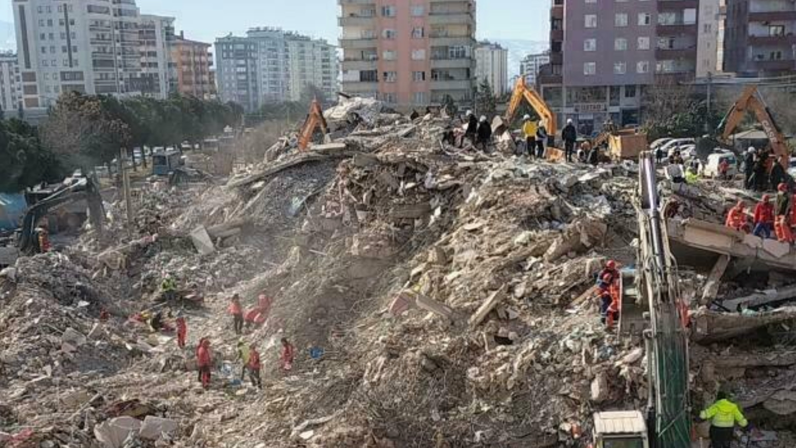 Yaptığı site 151 kişiye mezar oldu, 18 yıl hapse çarptırıldı, kendisi firari ve ‘Peşimi bırakın’ diyor