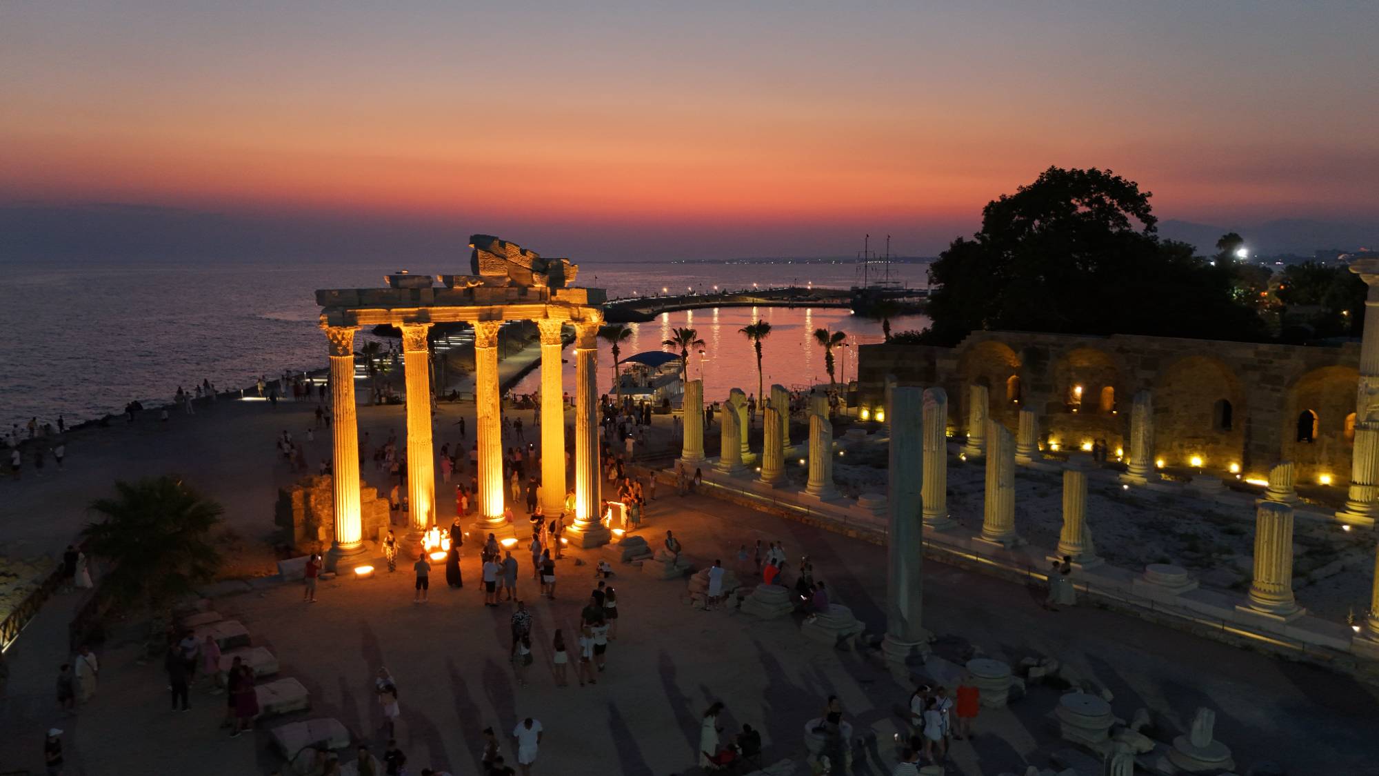 Side Antik Kenti’ne gece ışıkla birlikte daha çok turist geliyor
