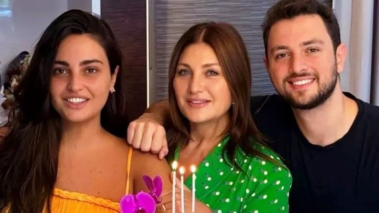 Annelerine sürpriz doğum günü kutlaması yaptılar