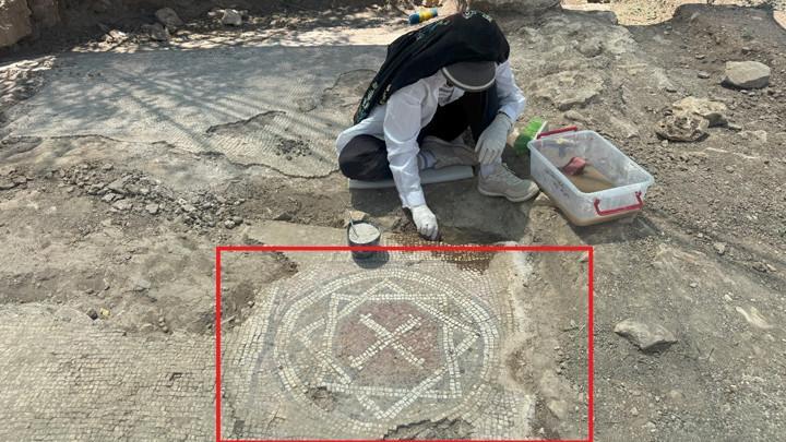 Ergani’de köy mezarlığından arkeolojik hazine çıktı: Mozaik, Davut Yıldızı ve 6 satırlık dilekçe yazısı ortaya çıkarıldı