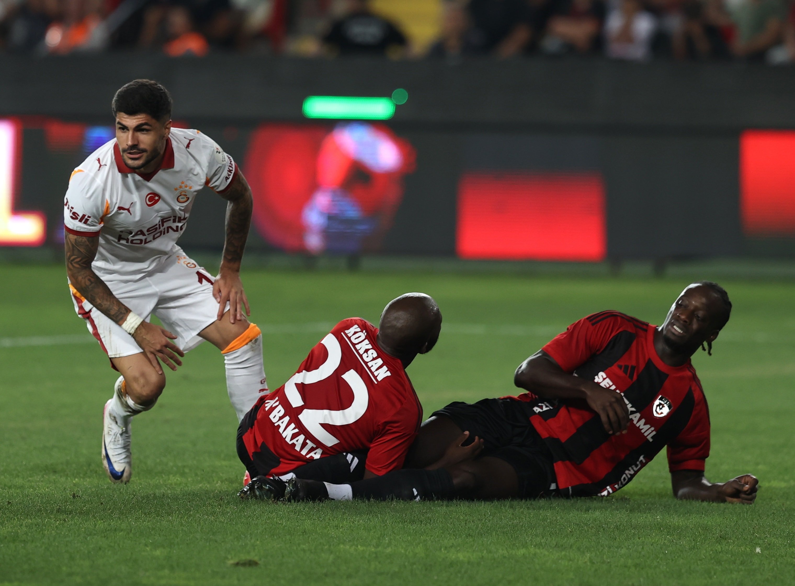 Gaziantep’in kötü zemin, Mbakata’ya daha başlamadan sezonu kapattırdı