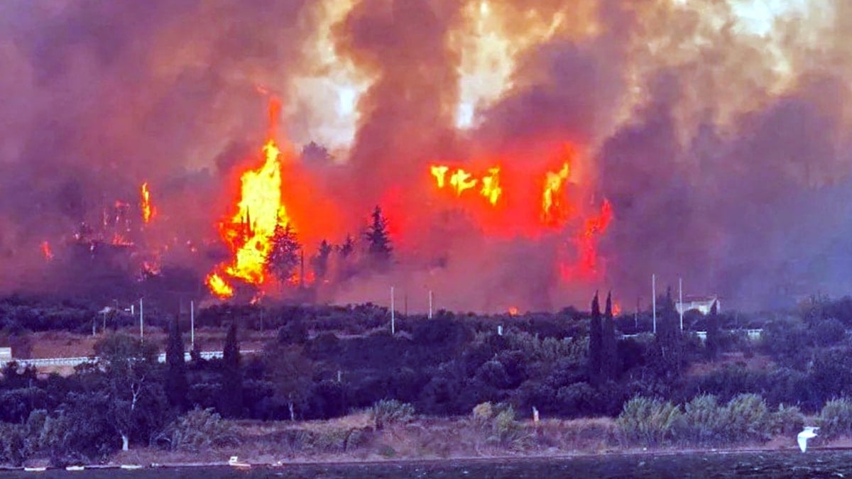 Sakız Adası alev alev! Yüzlerce kişi plajlarda mahsur kaldı