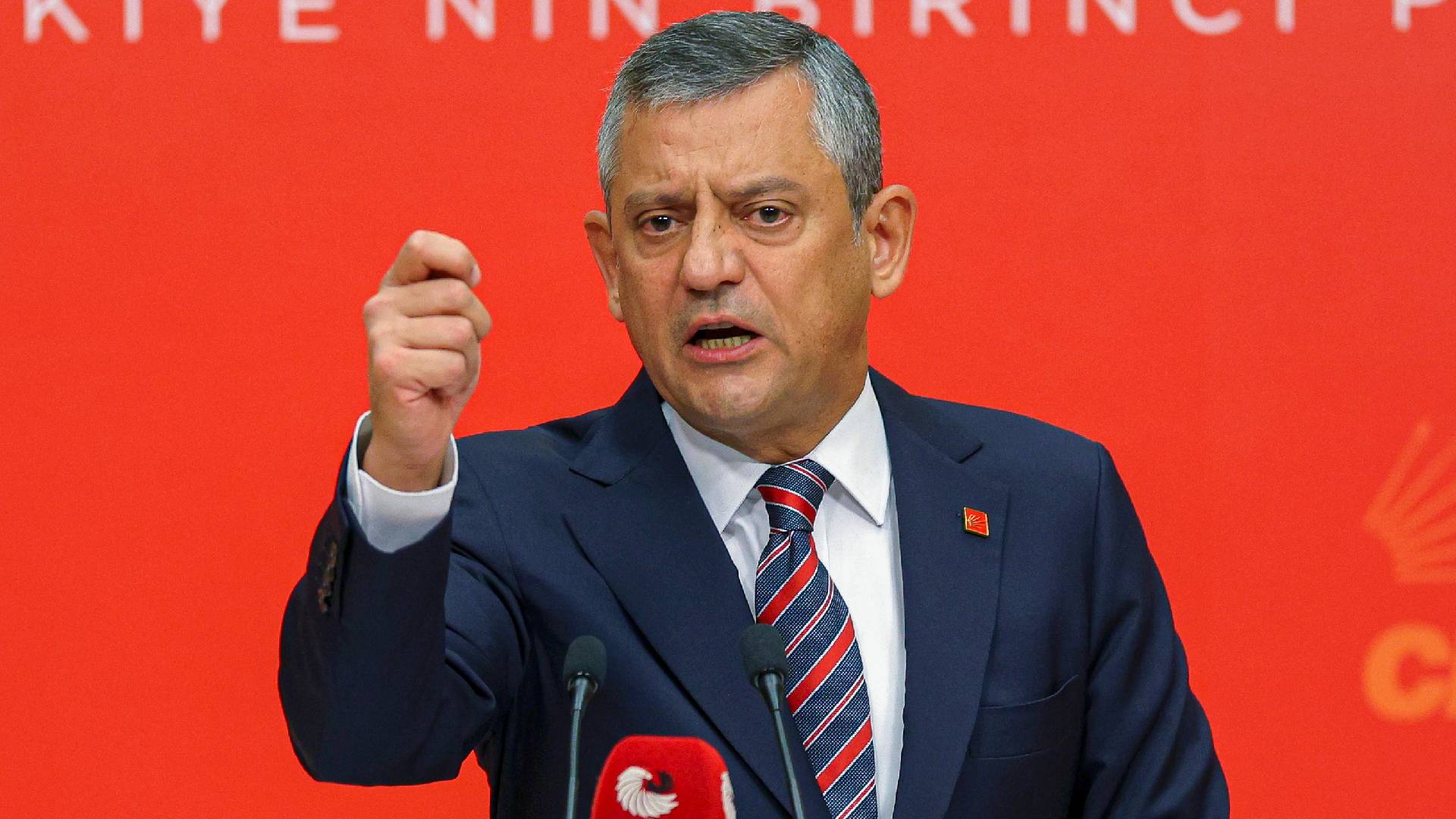 Özgür Özel’den yeni iddia: Ak Partili Birinci, İBB davasında itirafçı olma ve 2 milyon dolar karşılığı serbest kalma vaat etti