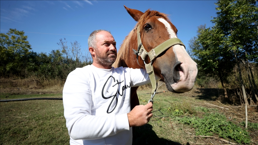 Eski jokey erken teşhisle kanseri yendi, köyünde şampiyon at yetiştiriyor