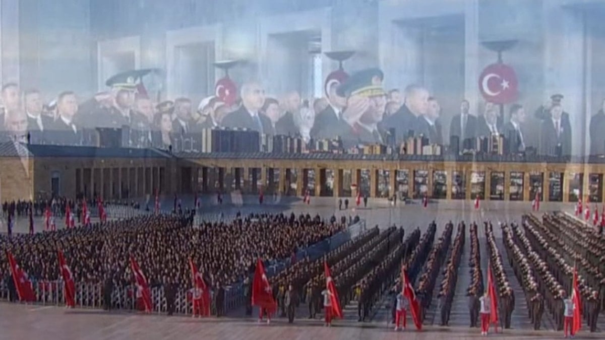 Hayat 9’u beş geçe her yerde Ata için durdu