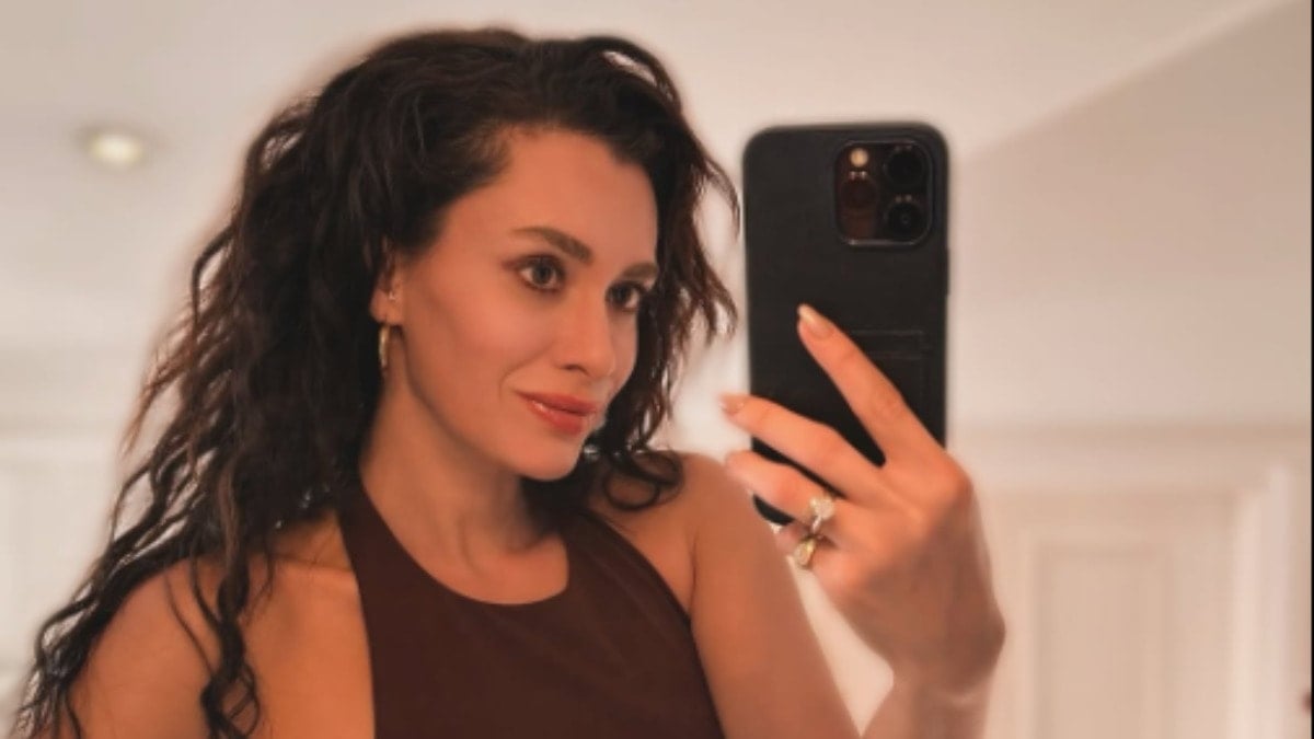 Hande Doğandemir tek taşını gözümüze soktu