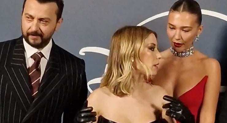 Hazal Kaya ile Melisa Döngel galada yer kapma savaşında