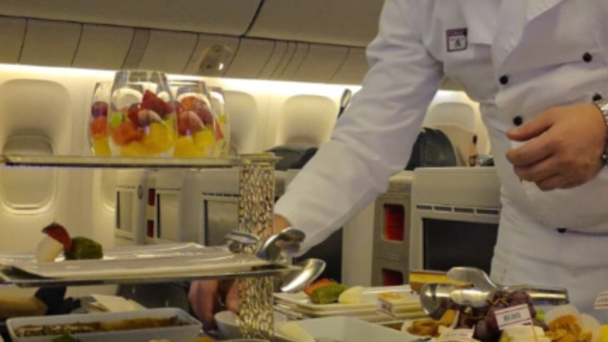 Uçan şef yolcu kabininde çorba tarifi verdi