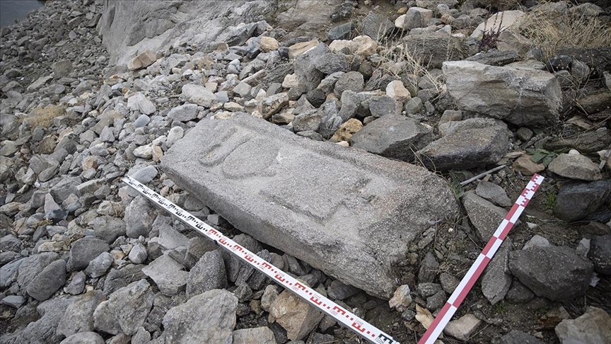 Baraj gölü çekildi, Pertek Kalesi’nde sanduka parçası bulundu