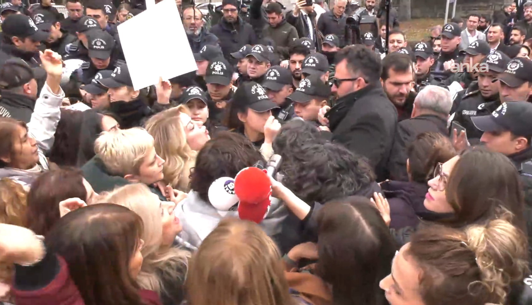 Meclis’te taciz protestosu ve engelleme çabası