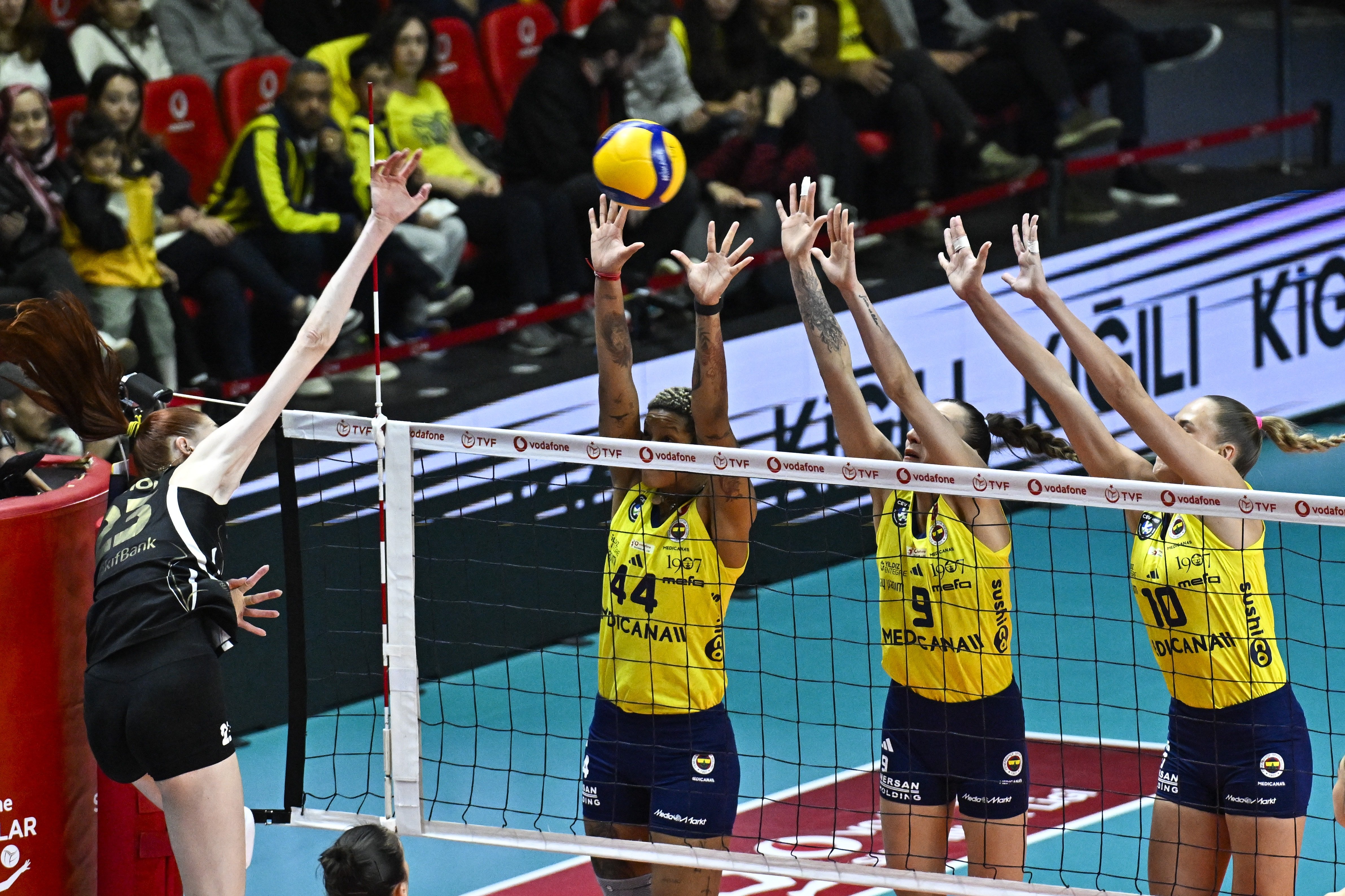 VakıfBank Fenerbahçe’nin fiyakasını bozdu