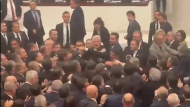 Meclis’te kavga: AKP ve CHP milletvekilleri birbirlerini yumrukladı