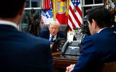 Dört gazetecinin önünde Trump’a gösterilen kartın üzerinde ne yazıyordu?