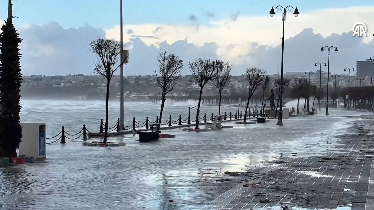 Vurduğu her kenti devirdi: Kalas otobüse saplandı, çatı eve girdi, lodos her yerde