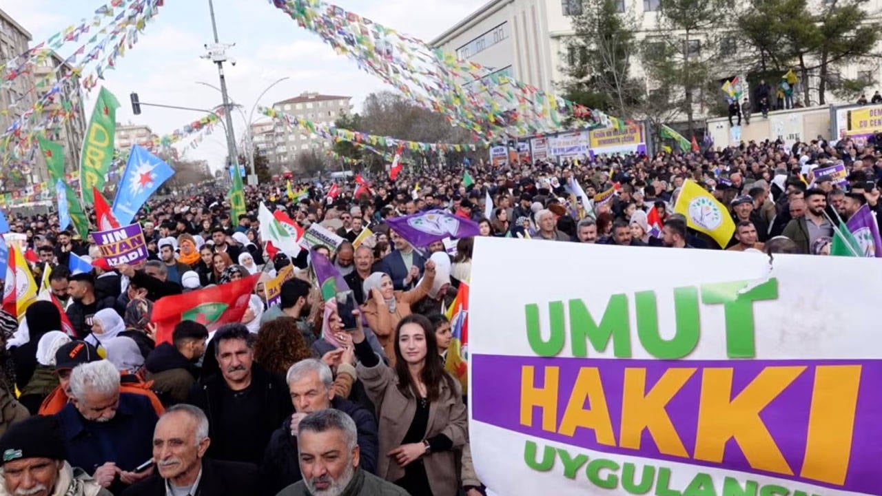 Bir anda siyasi mevsim değişti: Öcalan’a özgürlük mitingi yasaklandı