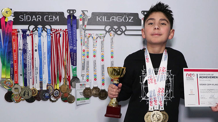 Aferin sana Sidar: 11 yaşında olimpiyatlarda matematikte dünya birincisi oldu