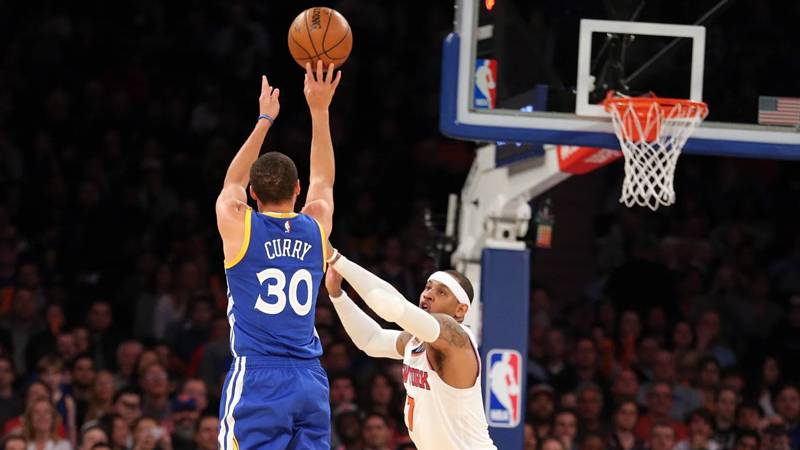 Stephen Curry NBA’de tarihe geçti