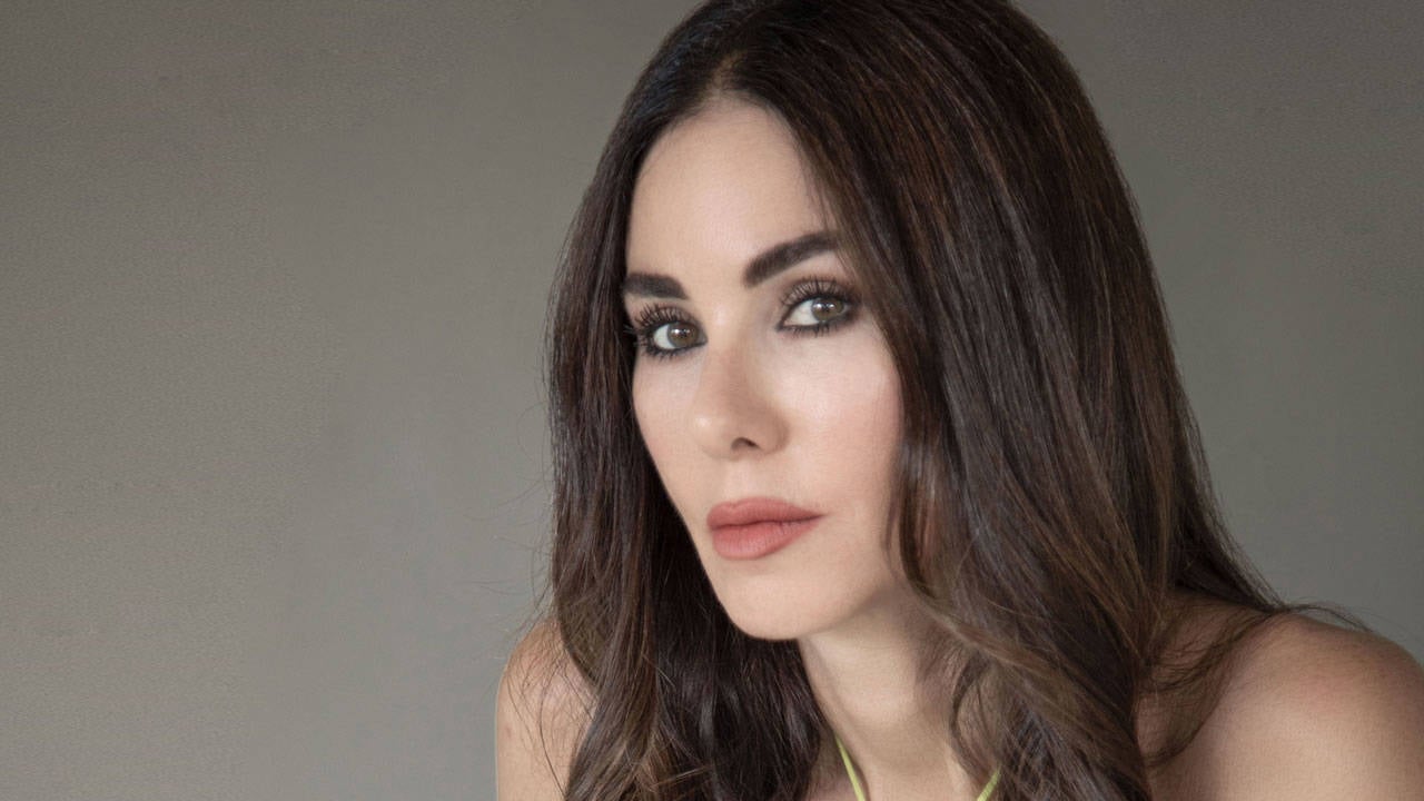 Defne Samyeli: Bu bir ihbardır, bu binada 1000 kişi yaşıyor, yangın alarmı çalmıyor