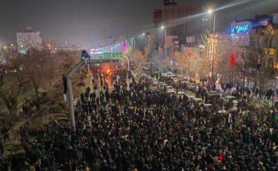 İranlı göstericilerin direnişine ve kayıplarına saygı duruşu